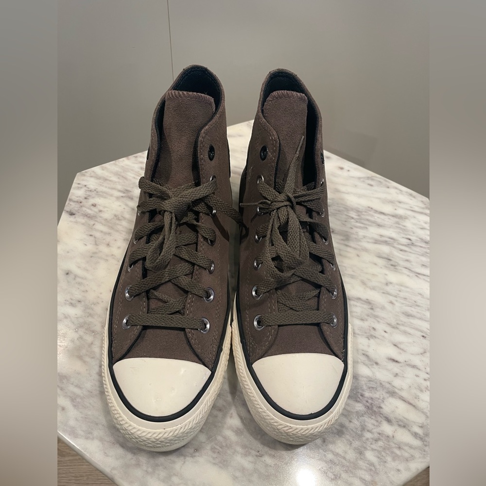 Sold-Size 8, brown, suede converse.